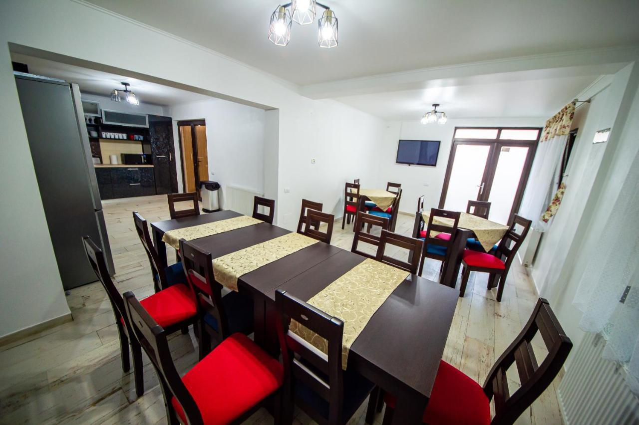 Вилла Casa Avram Рымнику-Вылча Экстерьер фото