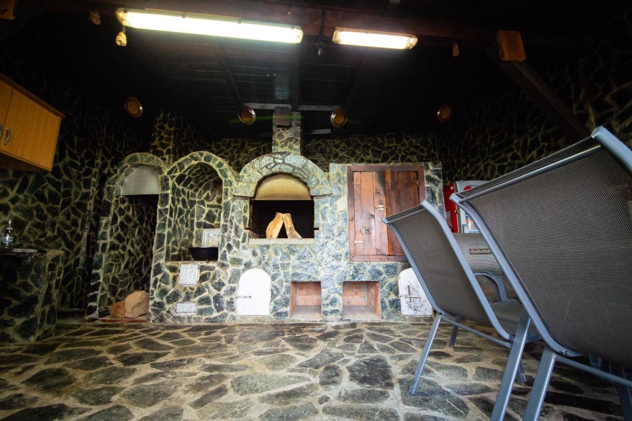 Вилла Casa Avram Рымнику-Вылча Экстерьер фото