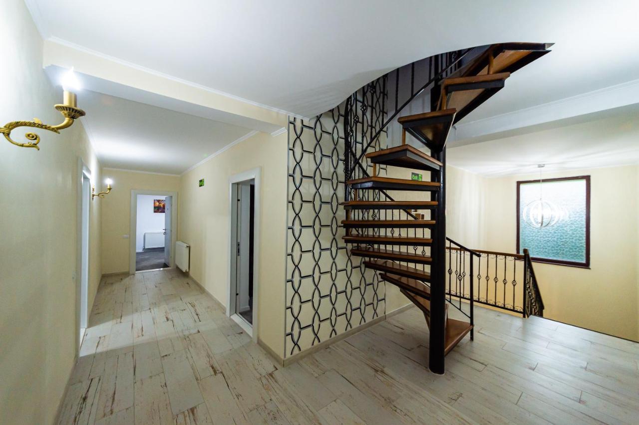 Вилла Casa Avram Рымнику-Вылча Экстерьер фото