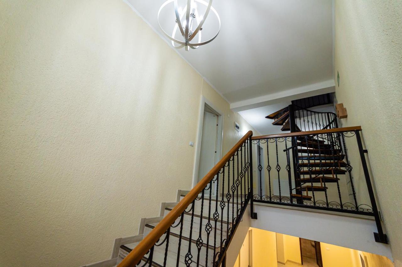 Вилла Casa Avram Рымнику-Вылча Экстерьер фото