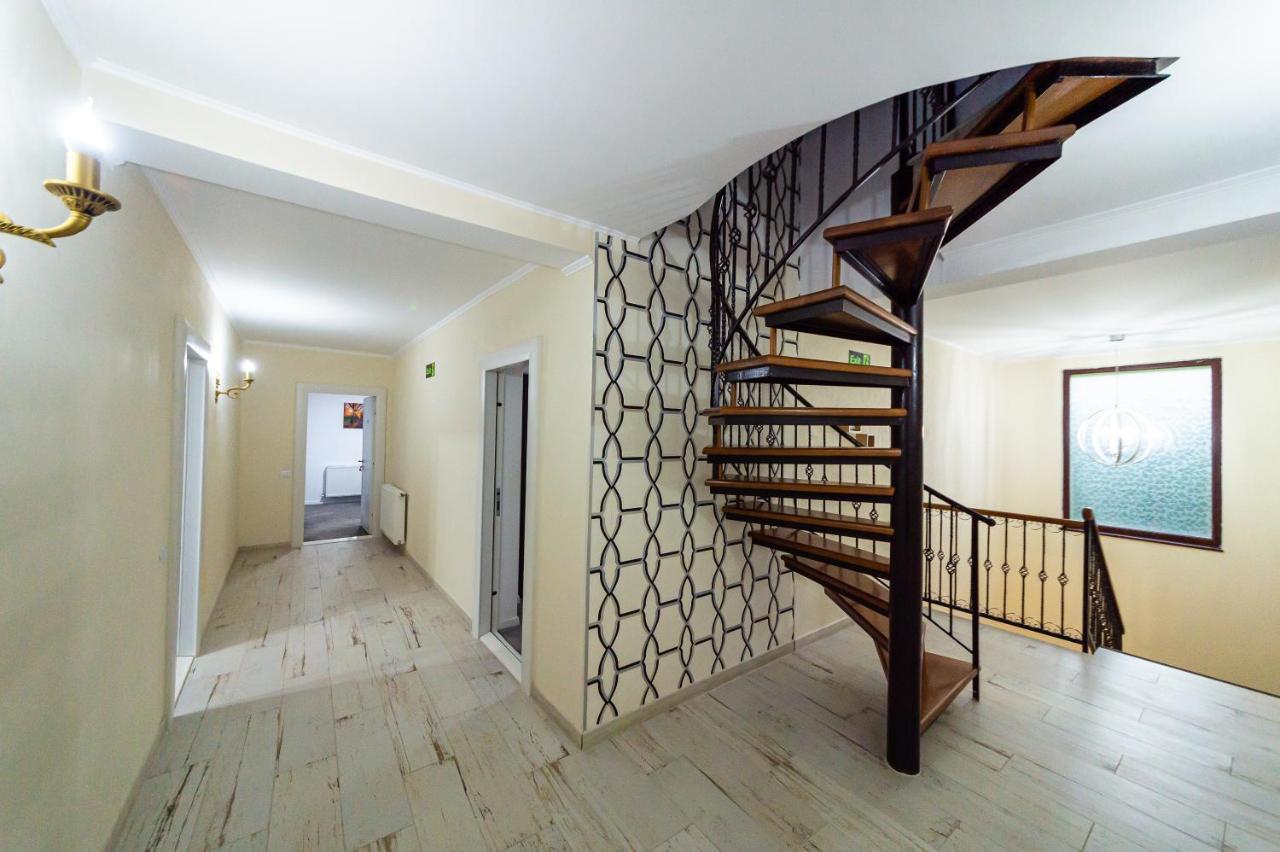 Вилла Casa Avram Рымнику-Вылча Экстерьер фото